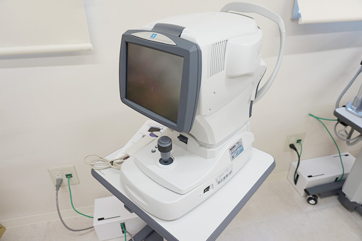 スペキュラーマイクロスコープ：角膜内皮細胞を測定する器械です。